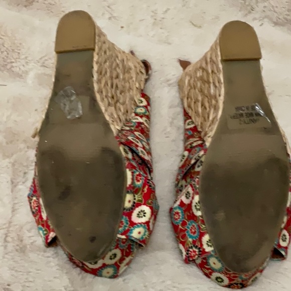 Miss Me Women’s Basket Weave Ankle Strap Sandals Red Flower Pattern Fabric, Sz 8 - Picture 10 of 11